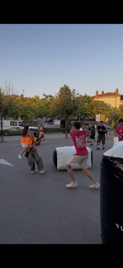 Partida de laser tag portátil con hinchables en un evento en Barcelona